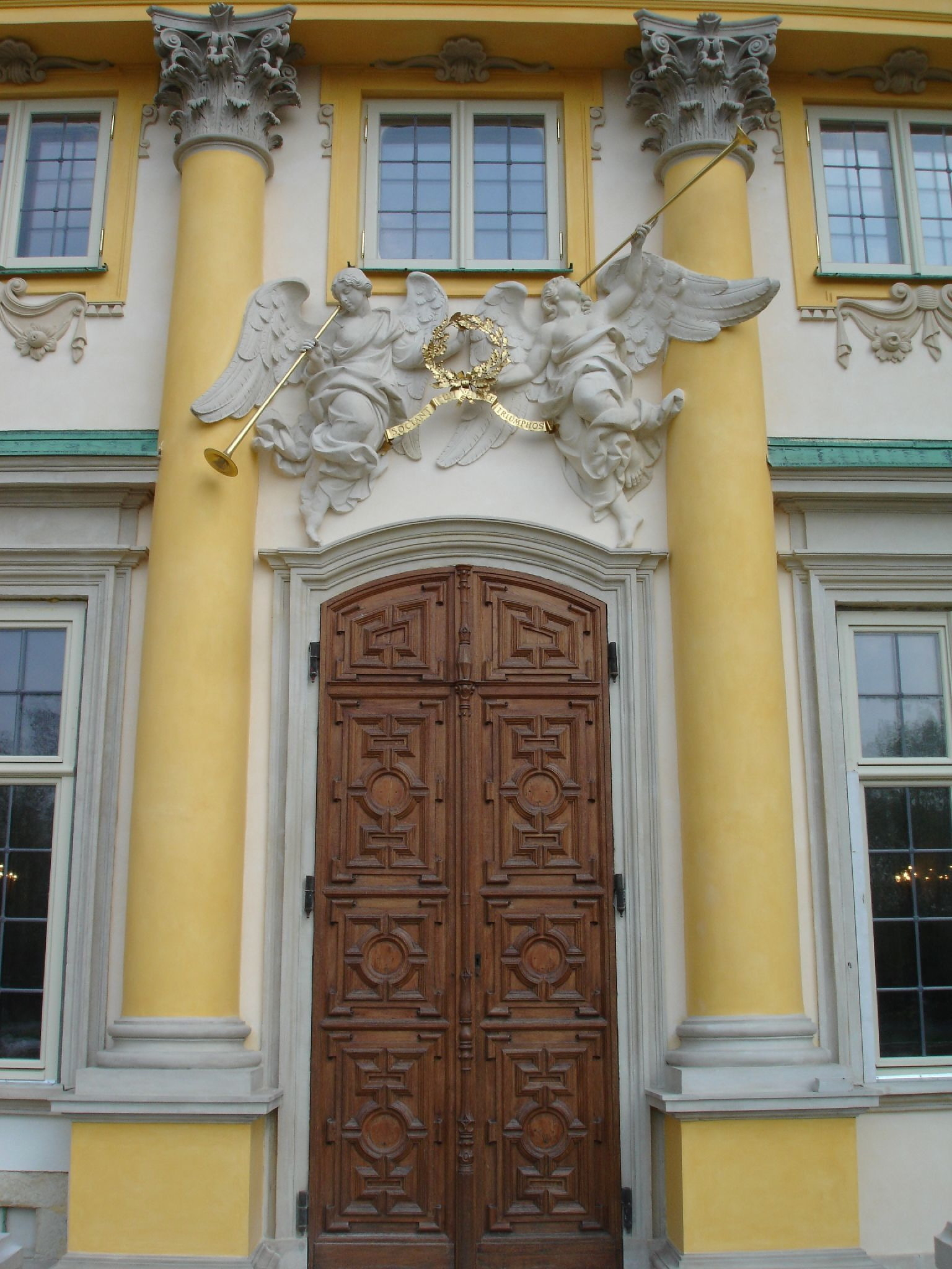 Palac_Wilanowski,_Warsaw,_Poland_(2_of_9)-2.jpg Palac Wilanowski, Warsaw, Poland (2 of 9)-2.