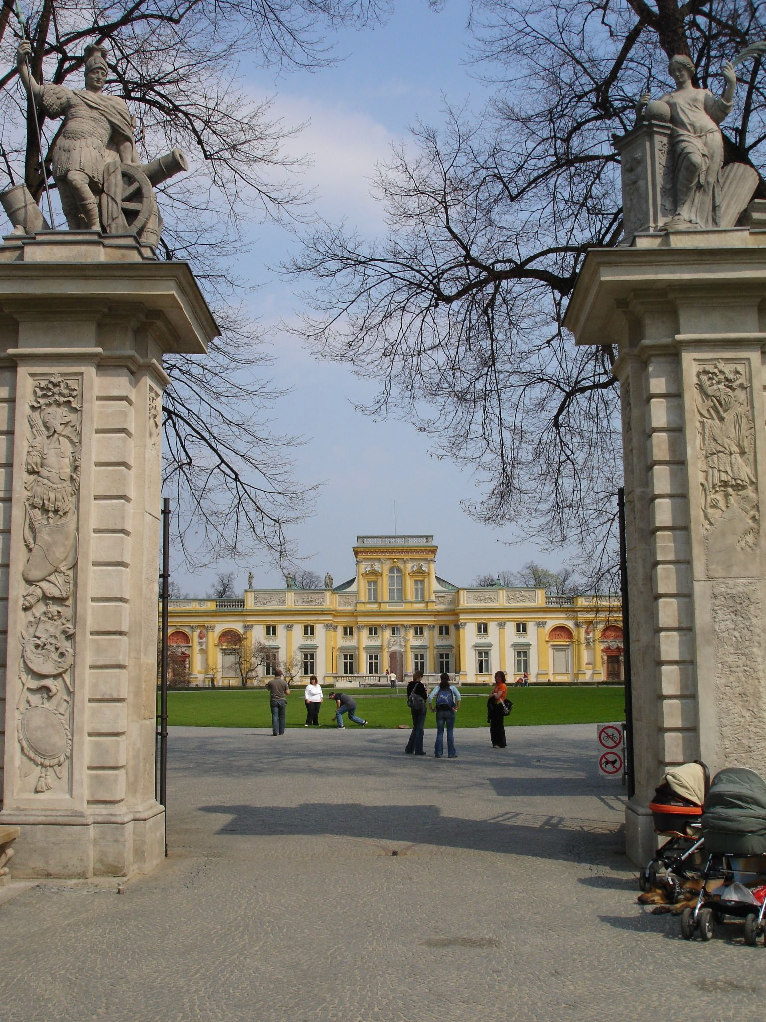 Palac_Wilanowski,_Warsaw,_Poland_(5_of_9).jpg Palac Wilanowski, Warsaw, Poland (5 of 9).
